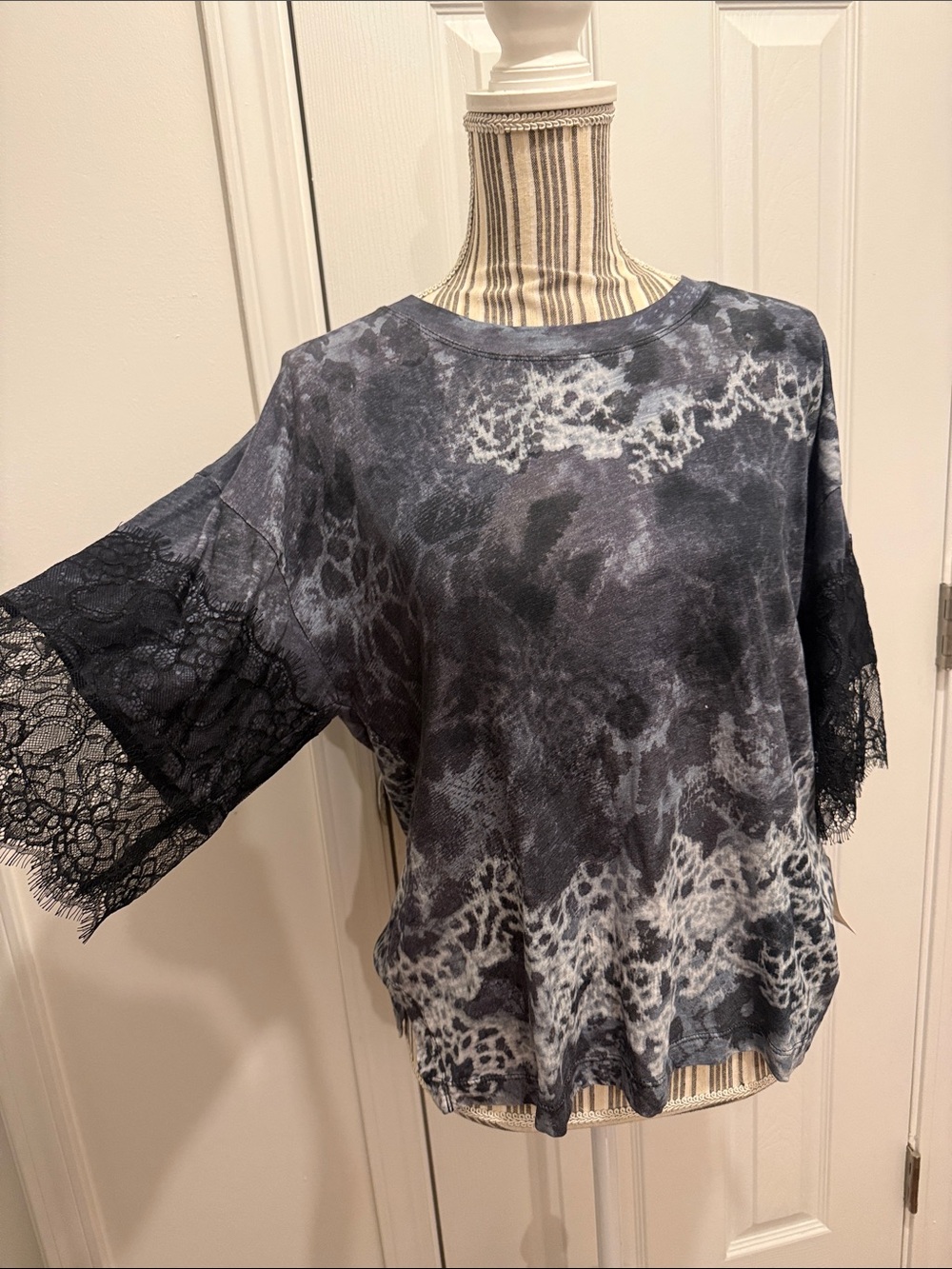 Pilcro from Anthropologie Black & Gray Lace-Sleeve Tee. NWT Small